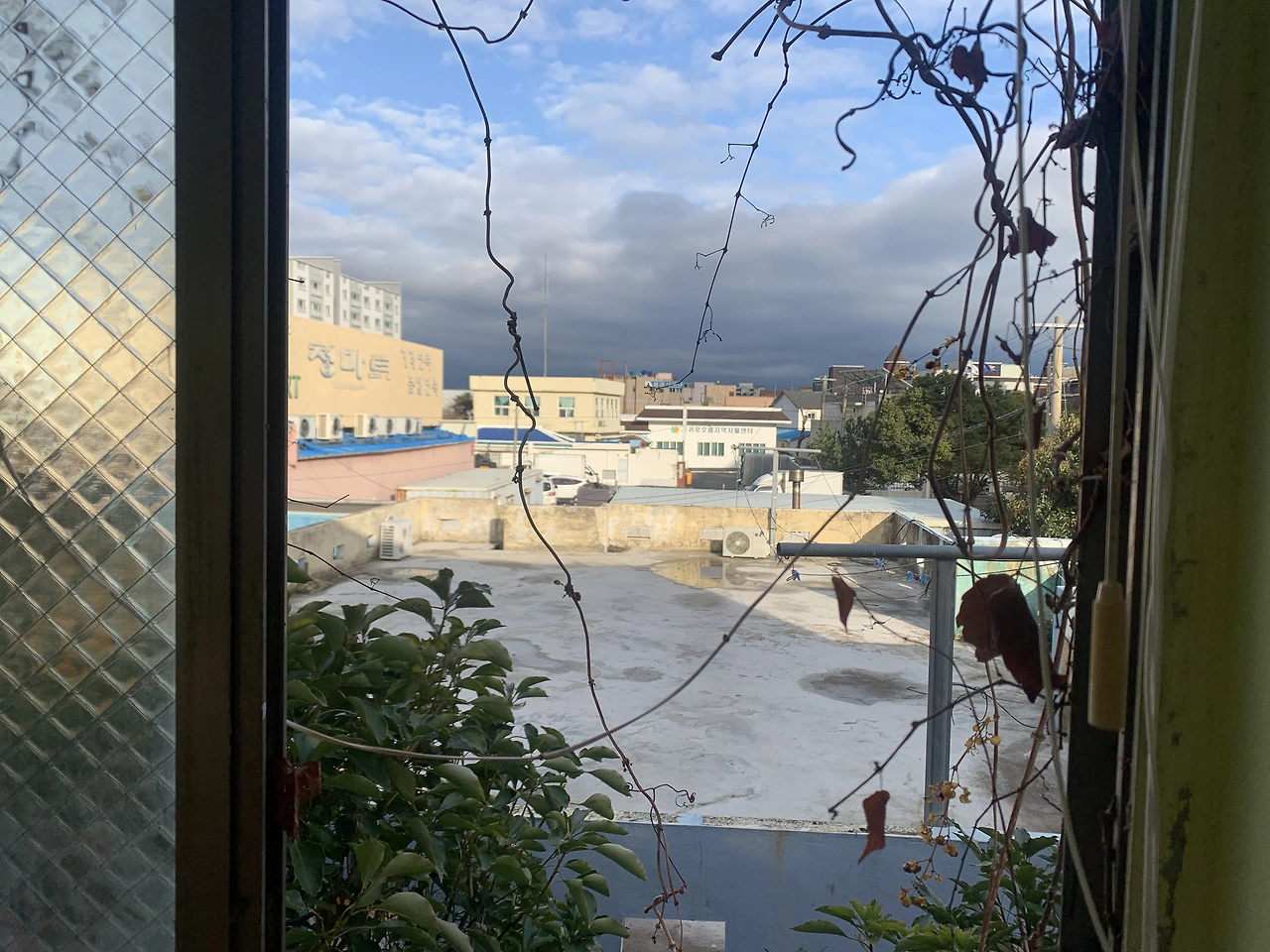 선거사무소로 쓸 공간을 구했습니다