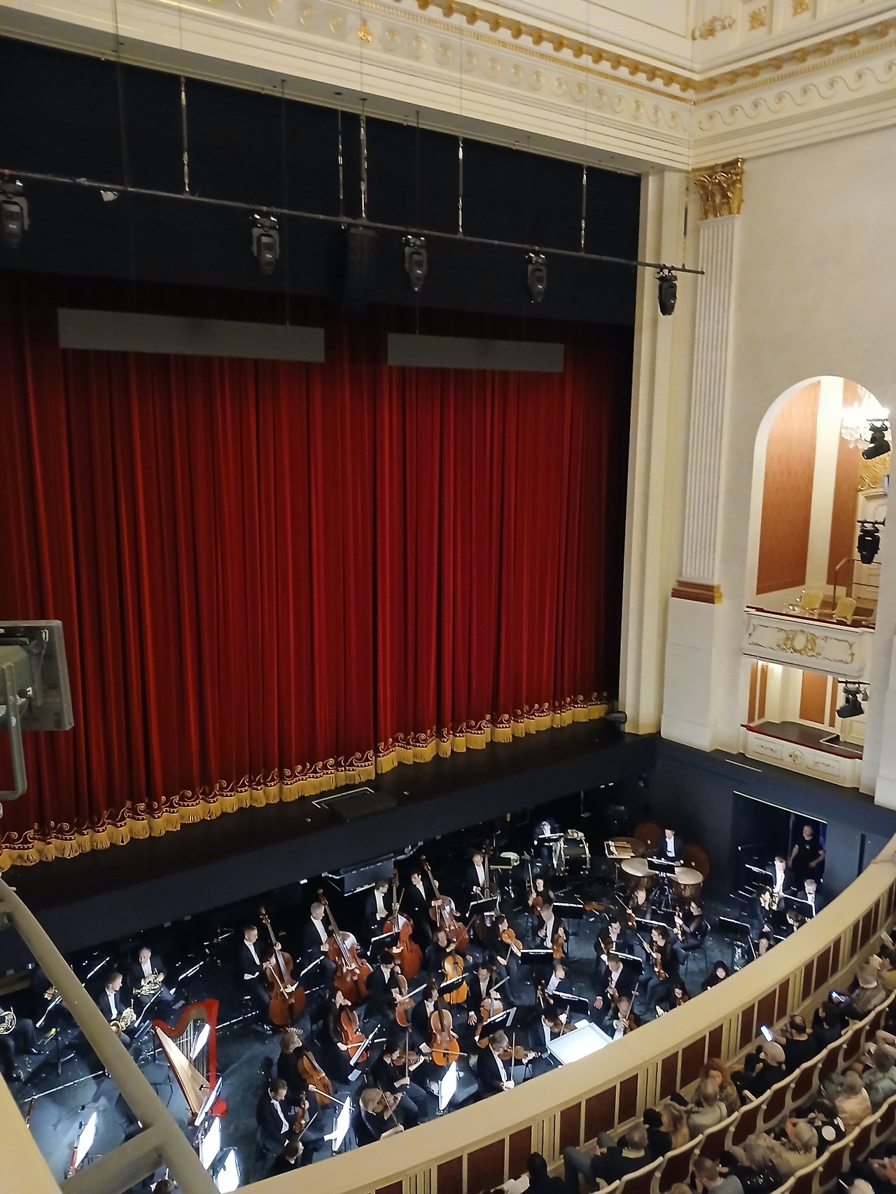 베를린에서 오페라와 컨서트 즐기기 - 회사 동료들과 문화 공연을 함께 즐기고 있습니다.