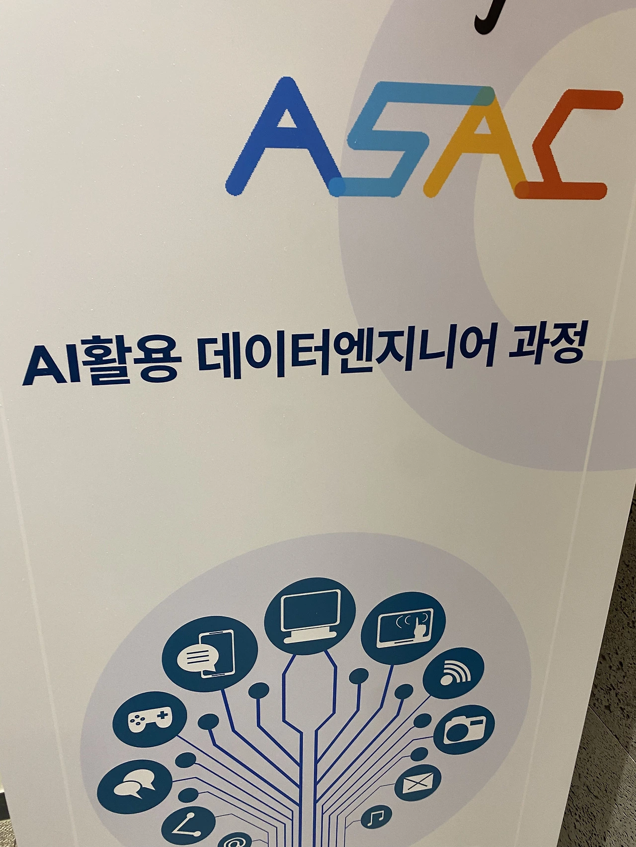 평생 게임하다가 강의하며 잘 놀고 있습니다.