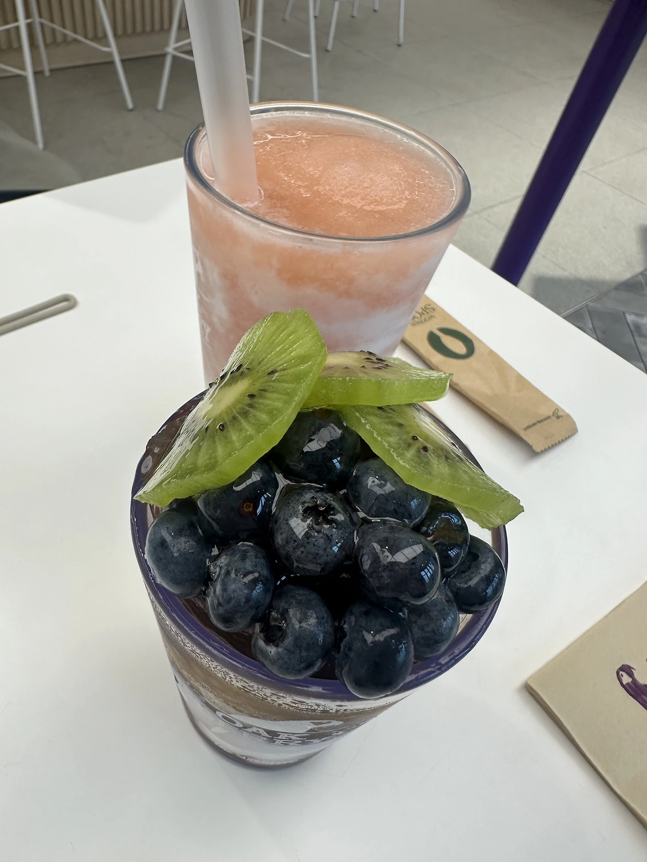 신촌 현대 유플렉스 2층. 오크베리 맛나다